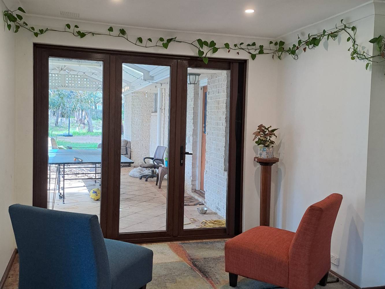 Sitting area between kitchen and outdoors