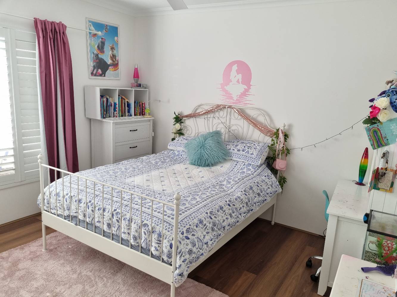 Girls room, queen bed